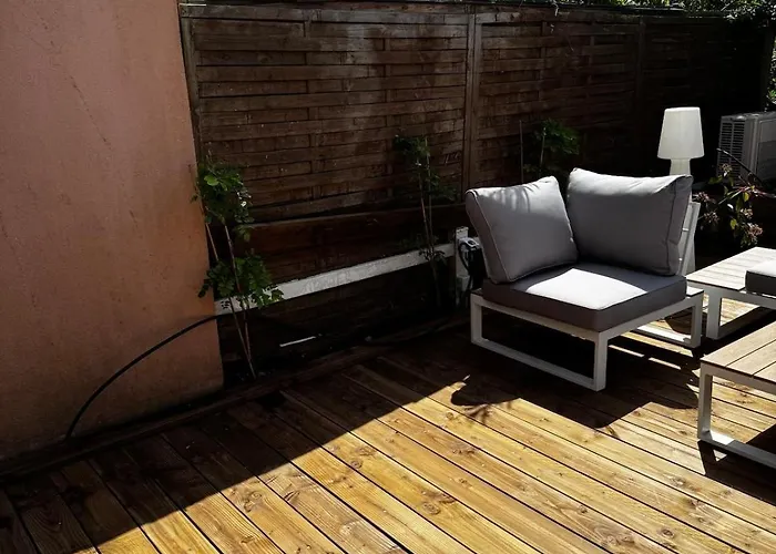 アパート Furnished 2-room With Terrace *