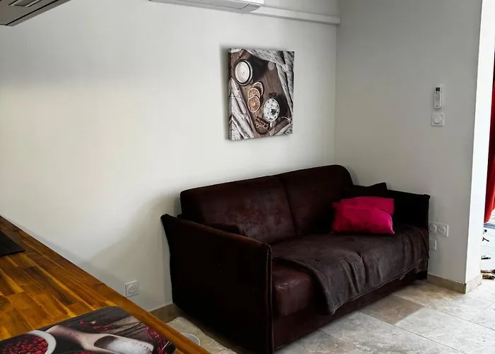 アパート Furnished 2-room With Terrace